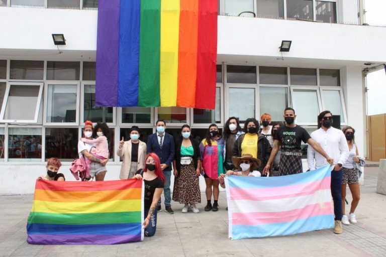 Comunidad LQTBIQA+ desplegó la bandera de la diversidad en el frontis del Gobierno Regional