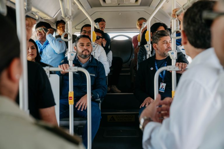 Autoridades conocen modelo de buses eléctricos que llegarán a Tarapacá